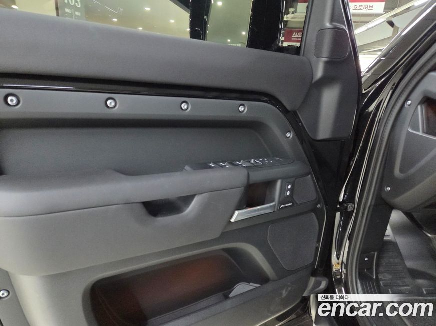 Land Rover Defender 2025