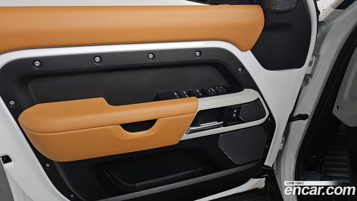 Land Rover Defender 2024
