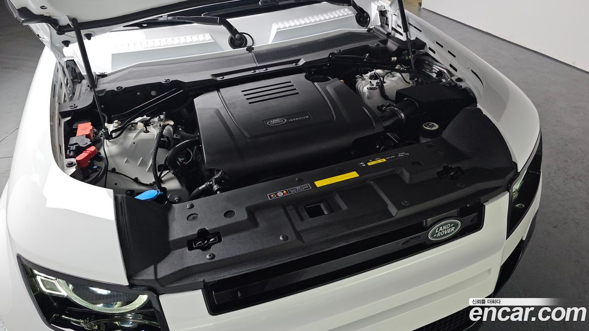 Land Rover Defender 2024