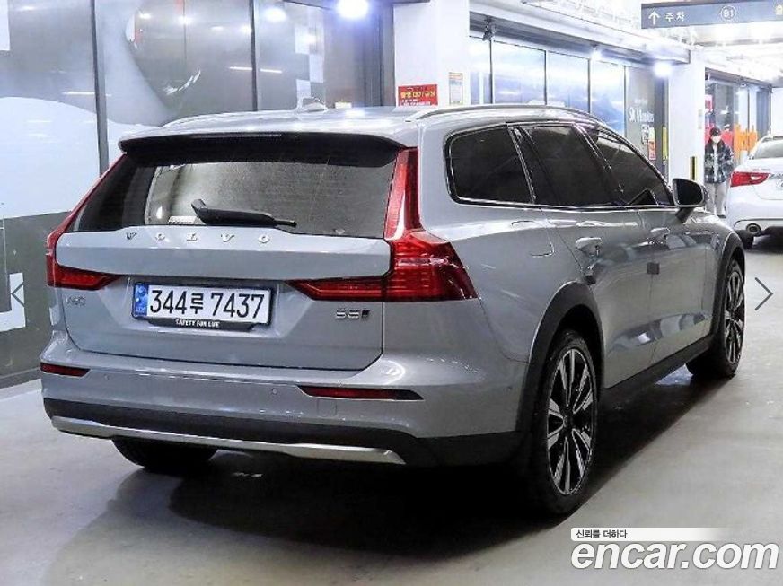 Volvo V60 2025