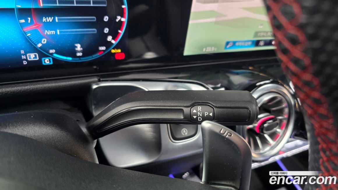 Mercedes-Benz GLB-Class 2023