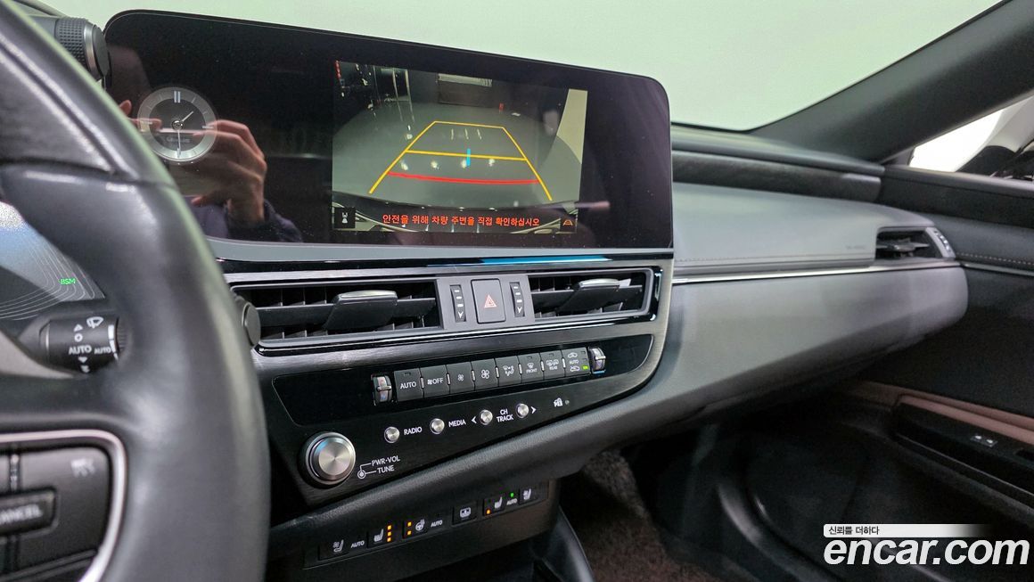 Lexus ES 2023