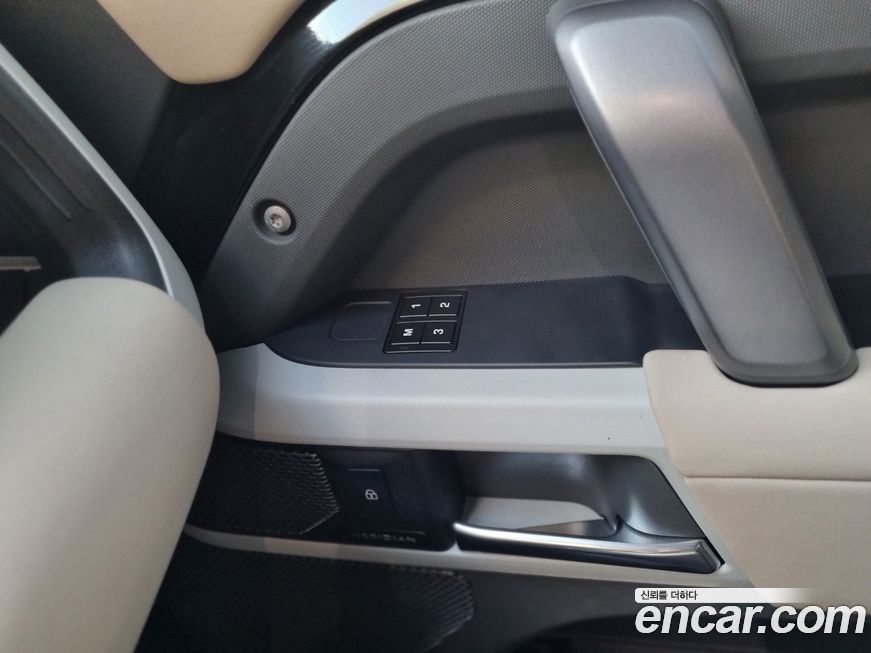 Land Rover Defender 2023