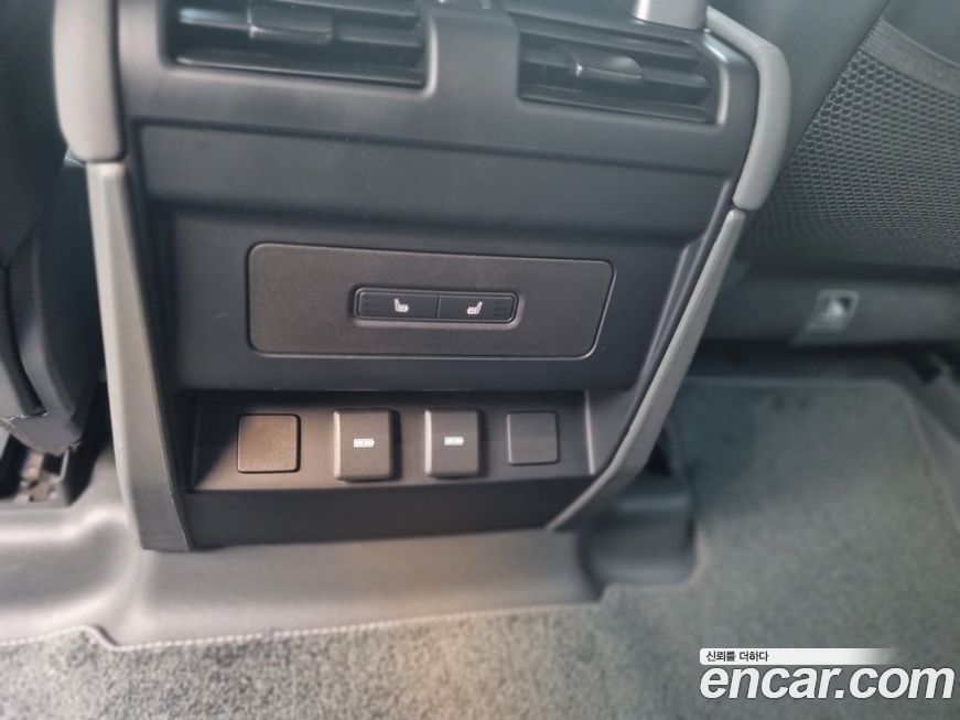 Land Rover Defender 2023