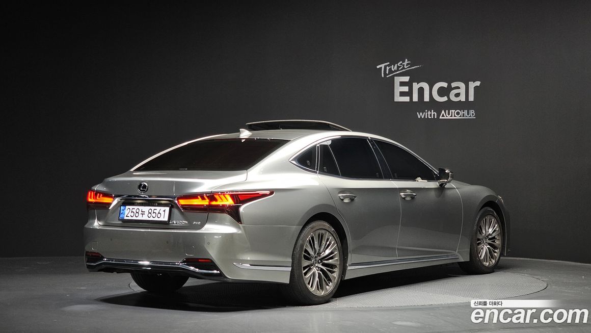 Lexus LS 2023
