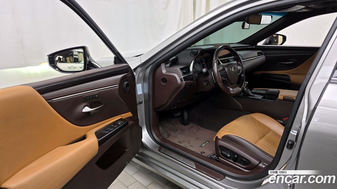 Lexus ES 2019