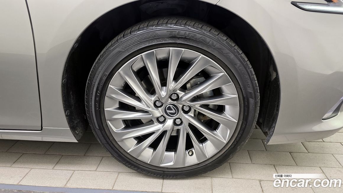 Lexus ES 2019