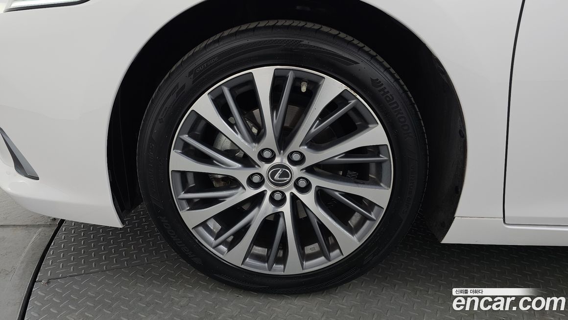 Lexus ES 2019