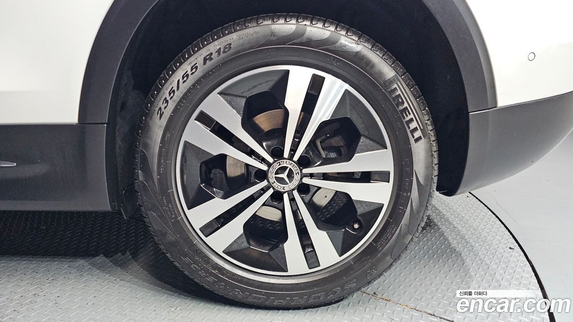 Mercedes-Benz GLB-Class 2023