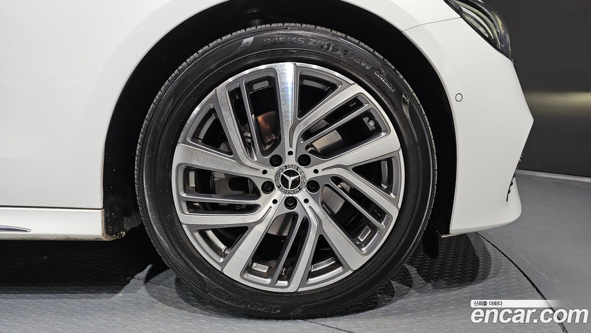 Mercedes-Benz E-Class 2024