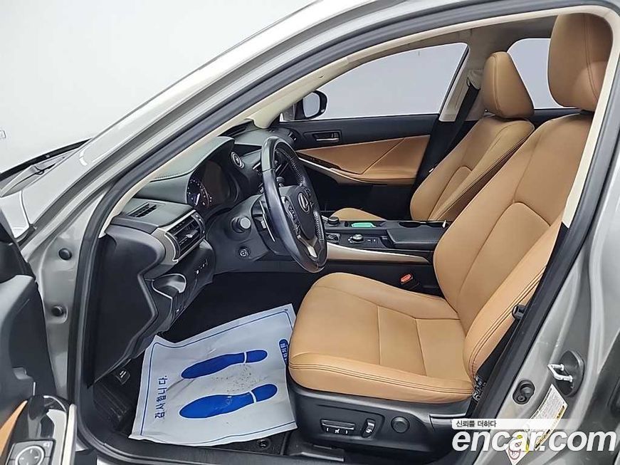 Lexus IS 2018