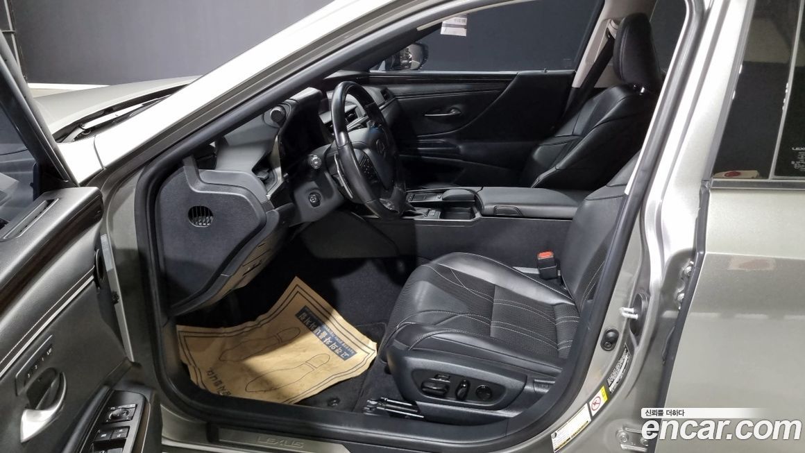 Lexus ES 2019