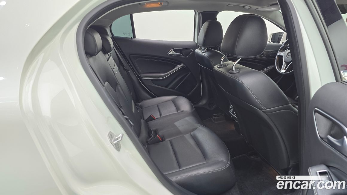 Mercedes-Benz GLA-Class 2015