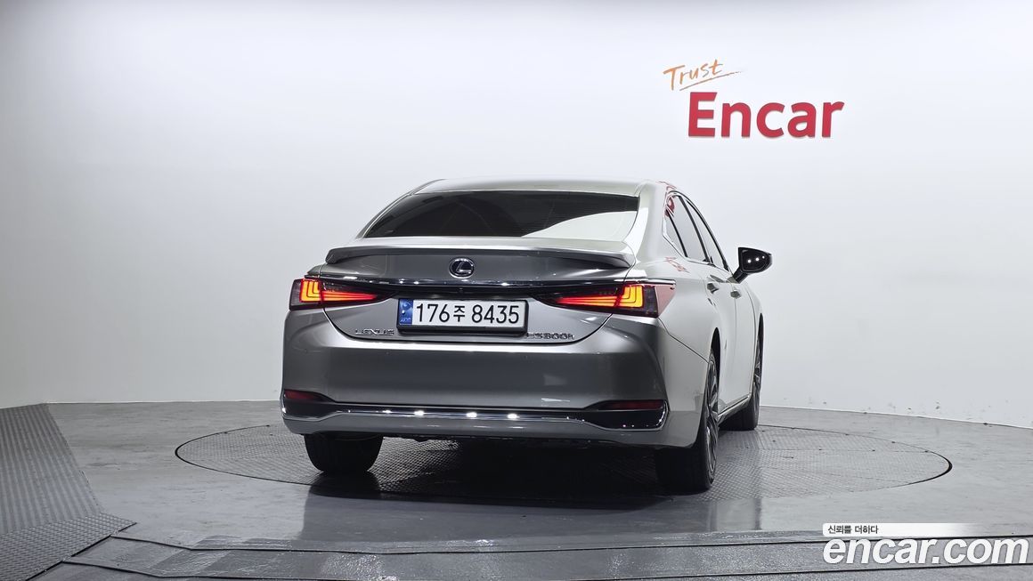Lexus ES 2019