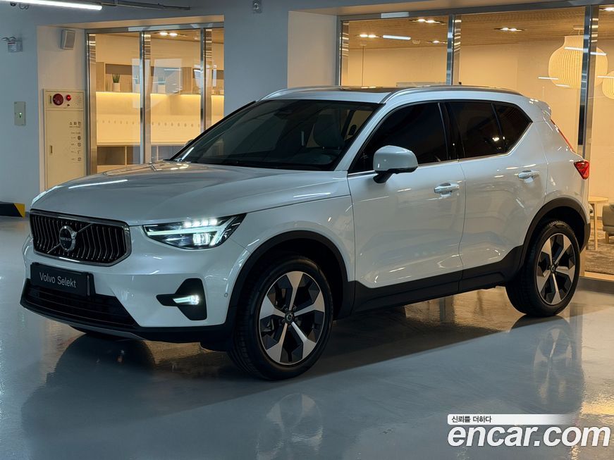 Volvo XC40 2025