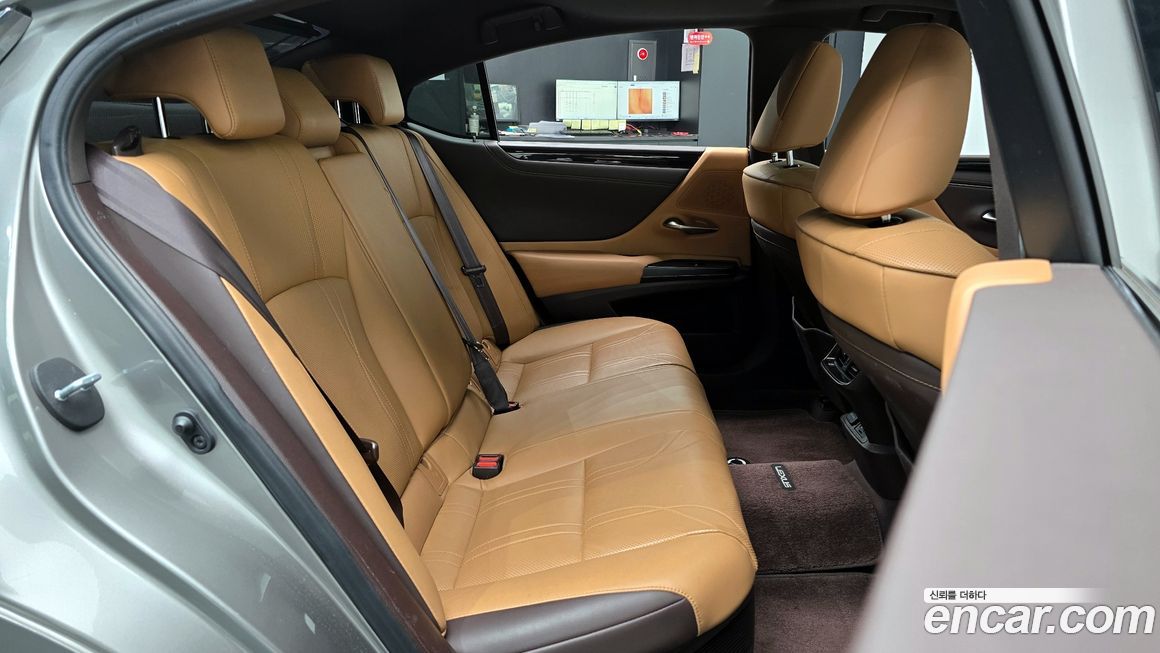 Lexus ES 2021