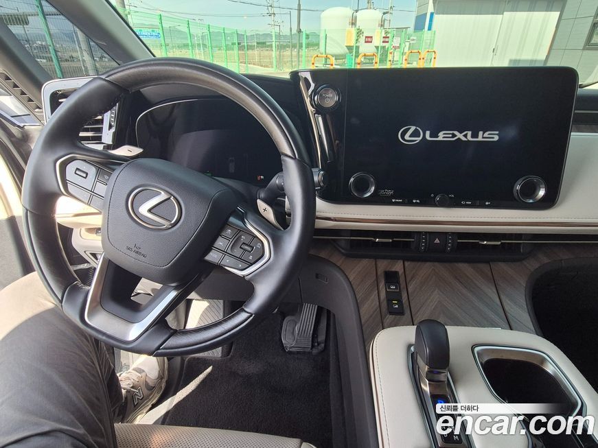 Lexus LM 2025