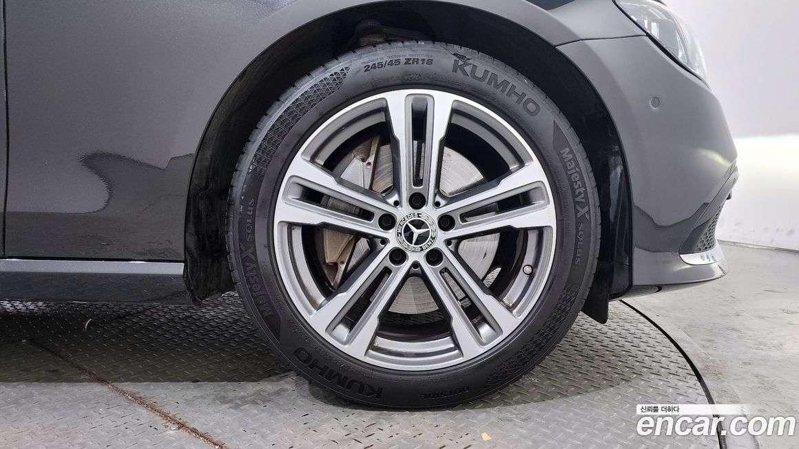 Mercedes-Benz E-Class 2022