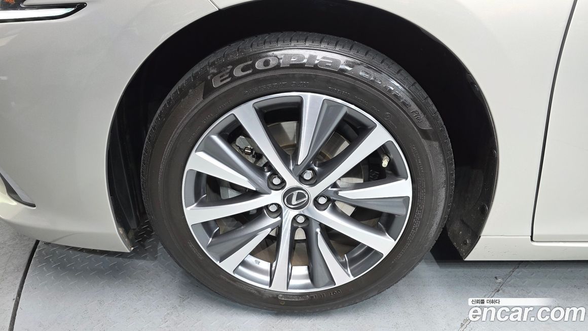 Lexus ES 2019