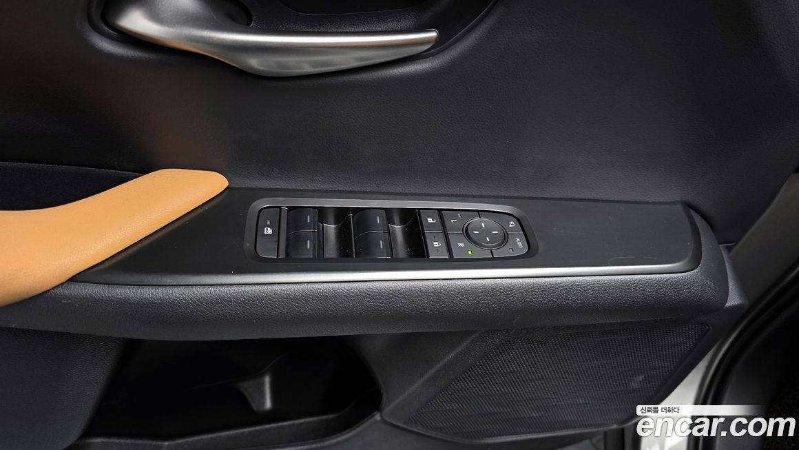 Lexus UX 2025