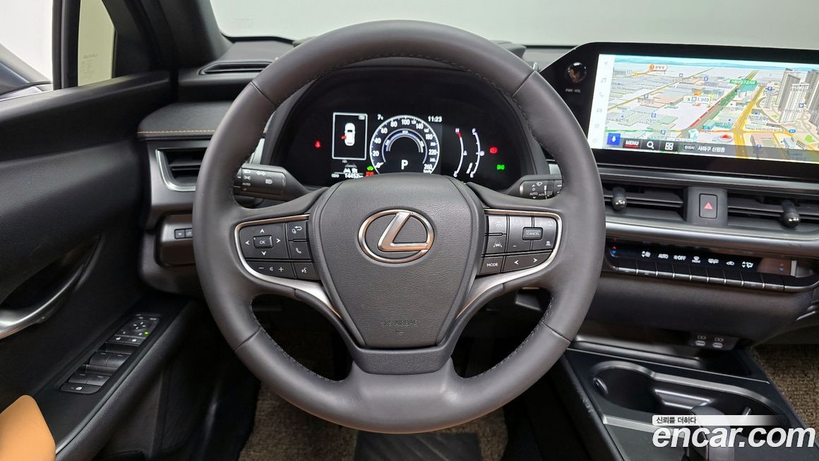 Lexus UX 2025