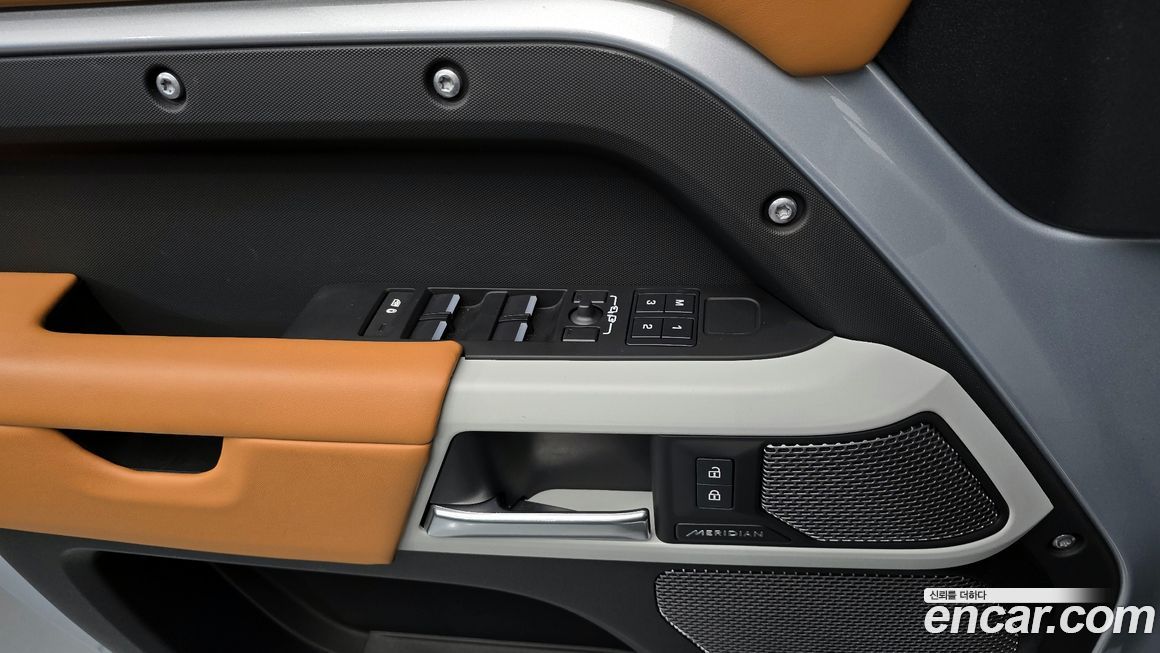 Land Rover Defender 2024