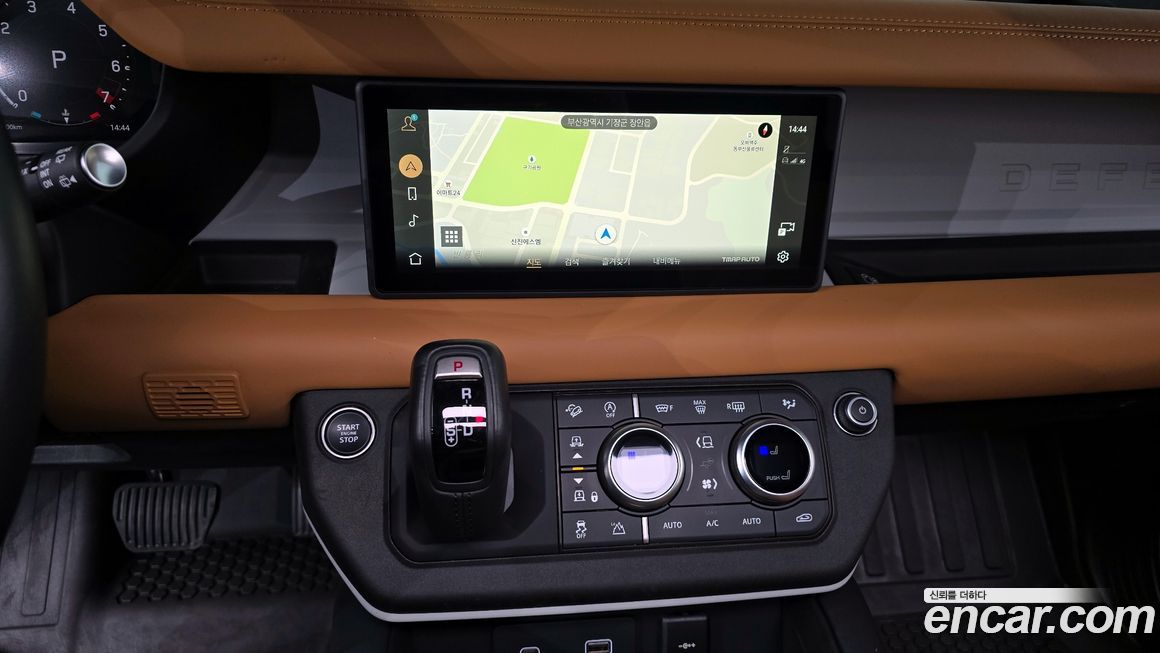 Land Rover Defender 2024