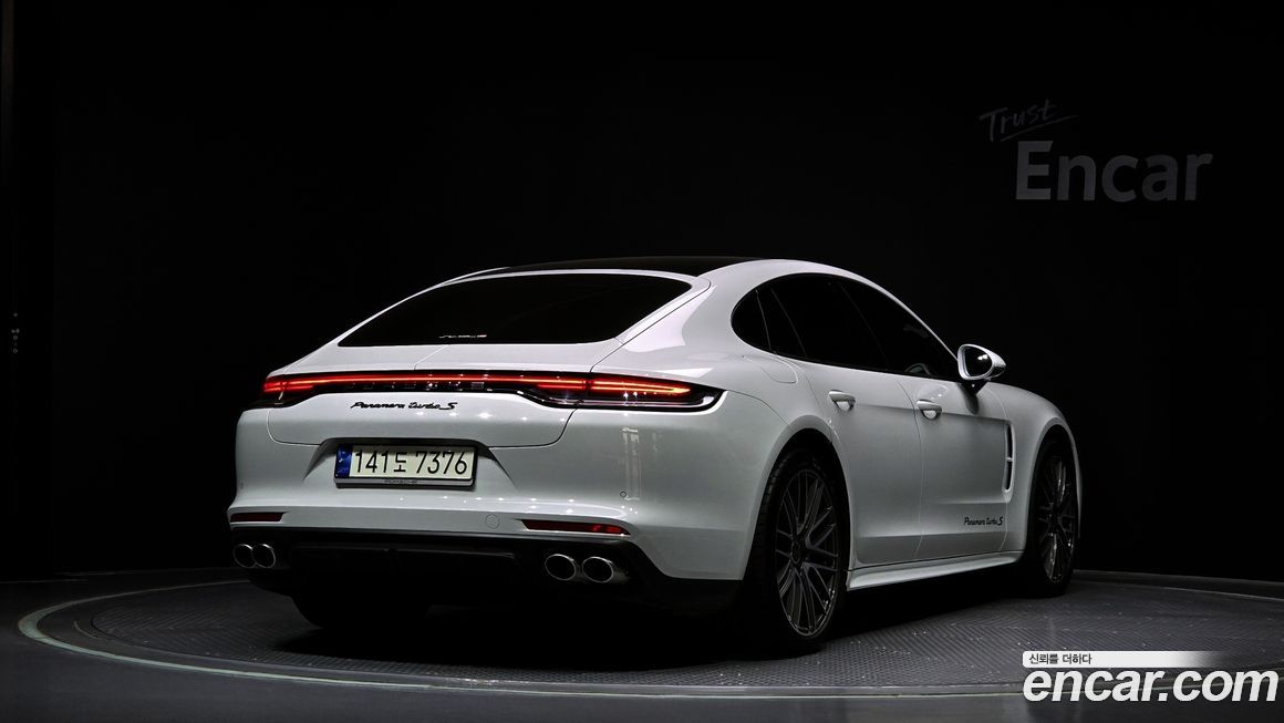 Porsche Panamera 2021