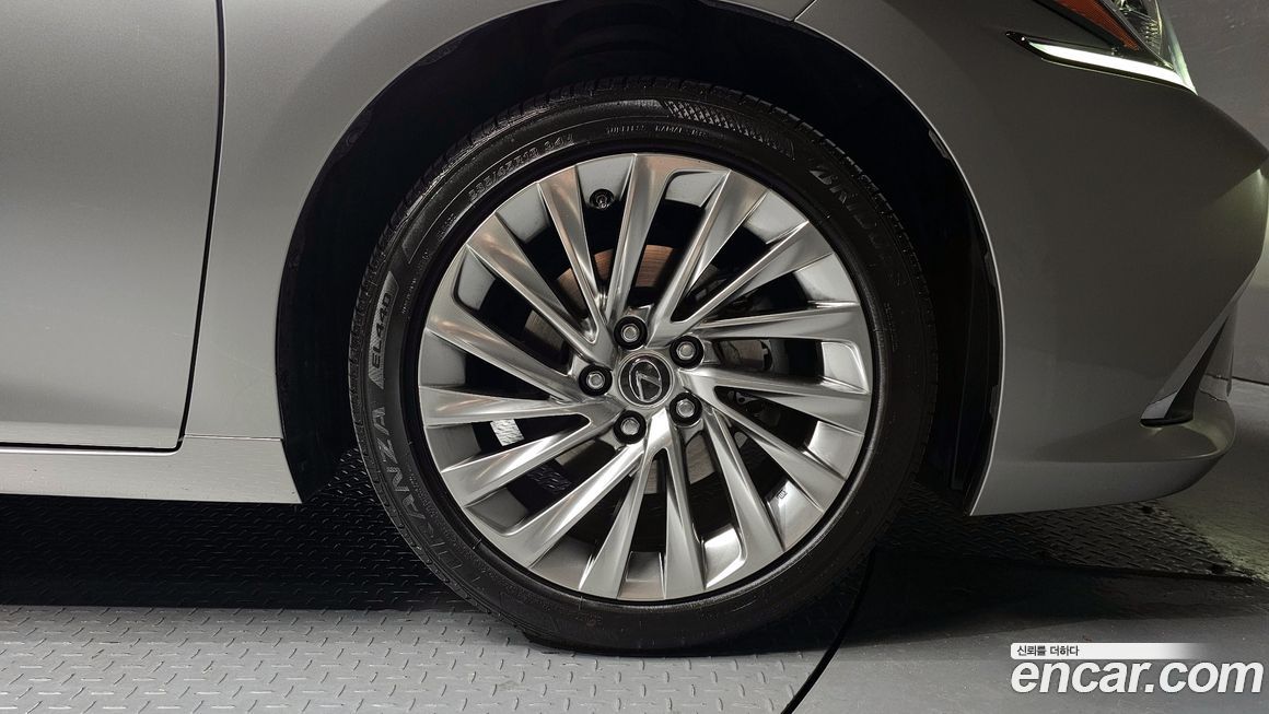 Lexus ES 2019