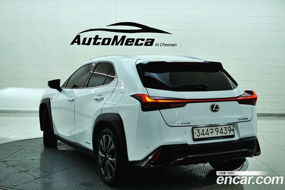 Lexus UX 2021