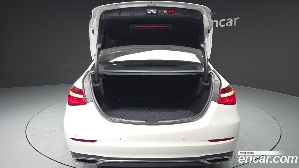 Mercedes-Benz C-Class 2024