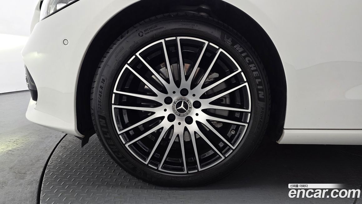 Mercedes-Benz C-Class 2024