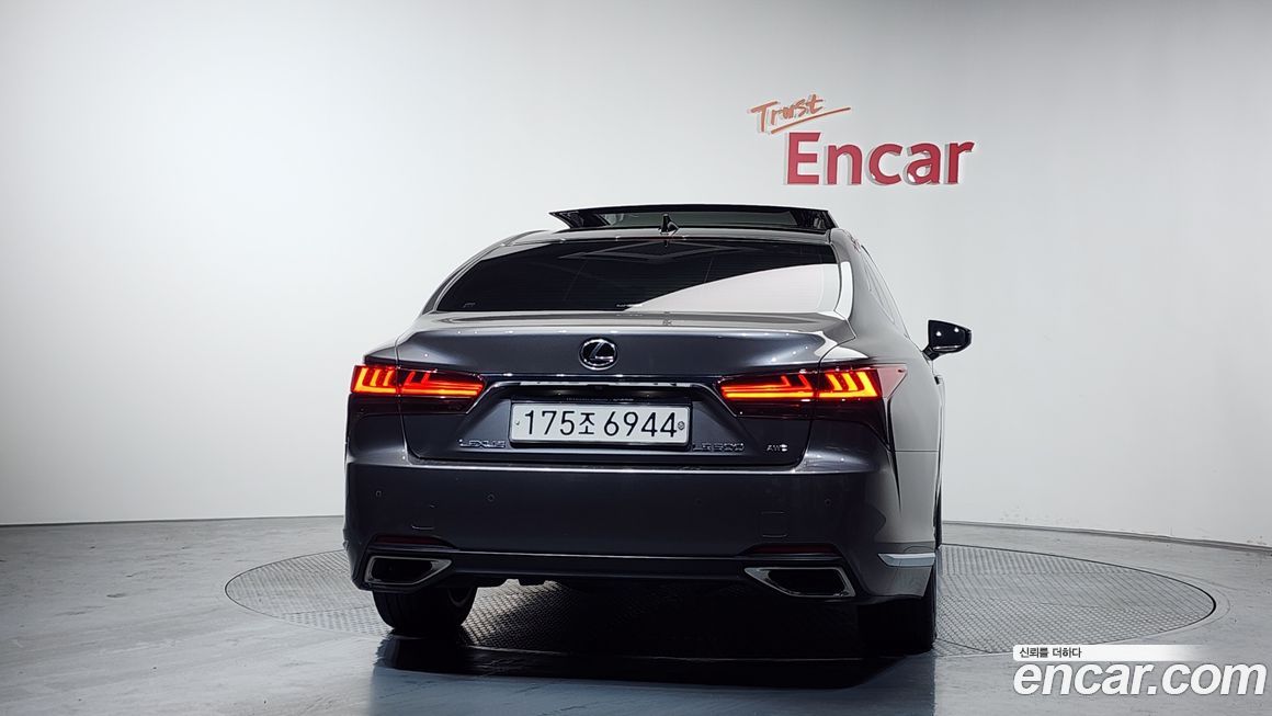 Lexus LS 2022