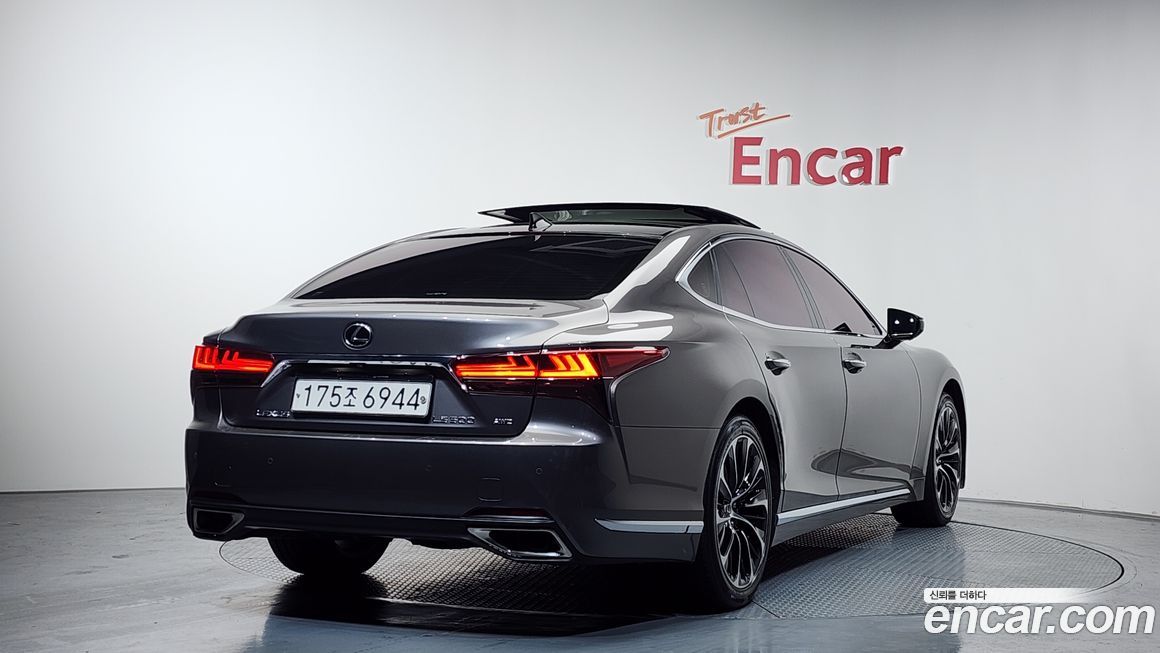 Lexus LS 2022