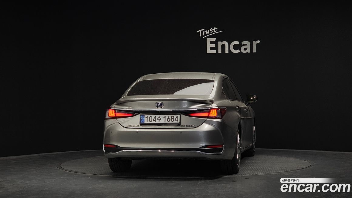 Lexus ES 2022
