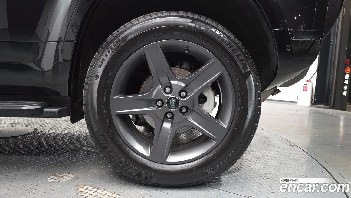 Land Rover Defender 2024