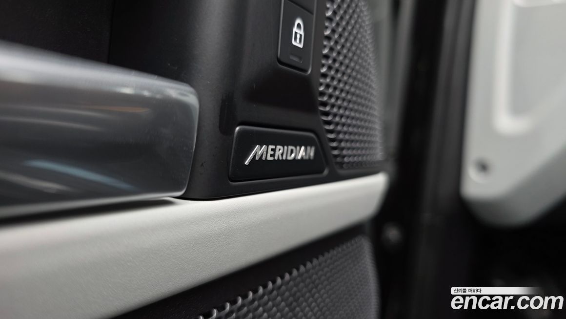 Land Rover Defender 2024