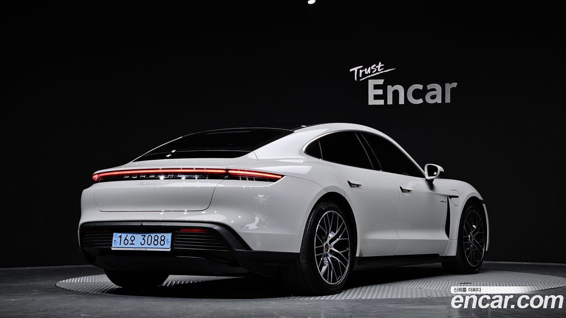 Porsche Taycan 2022