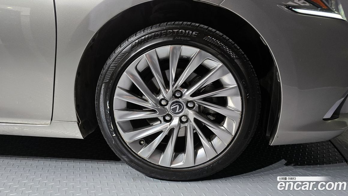 Lexus ES 2023