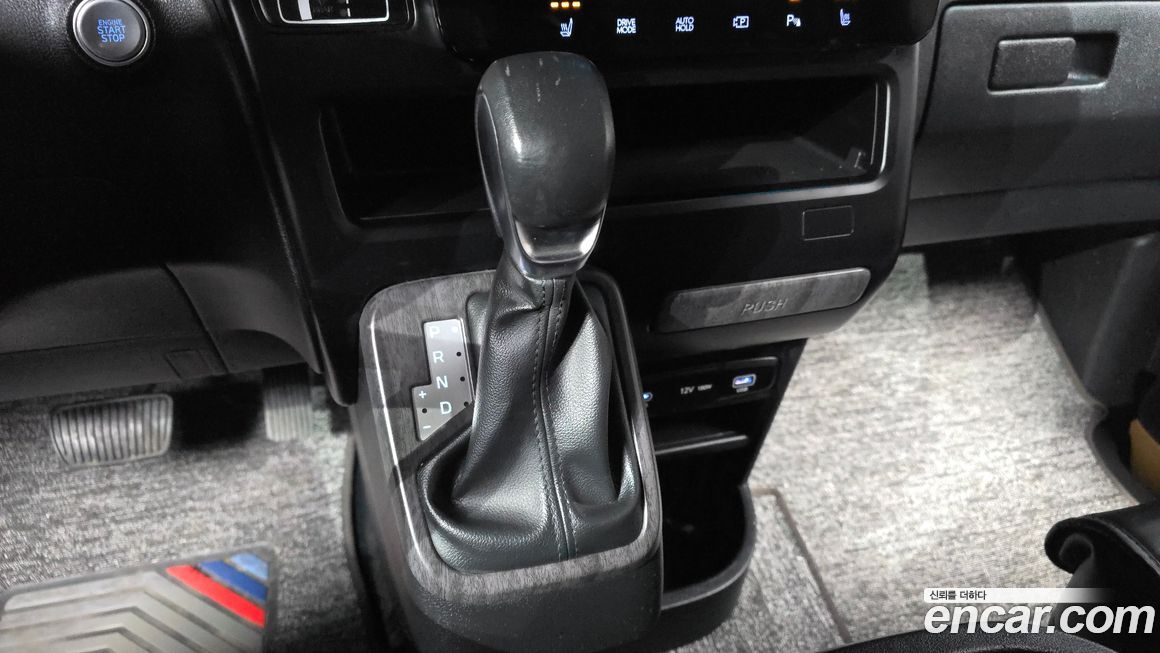 Hyundai Staria 2025