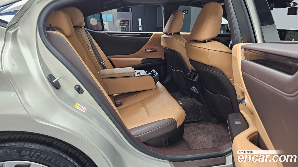 Lexus ES 2019