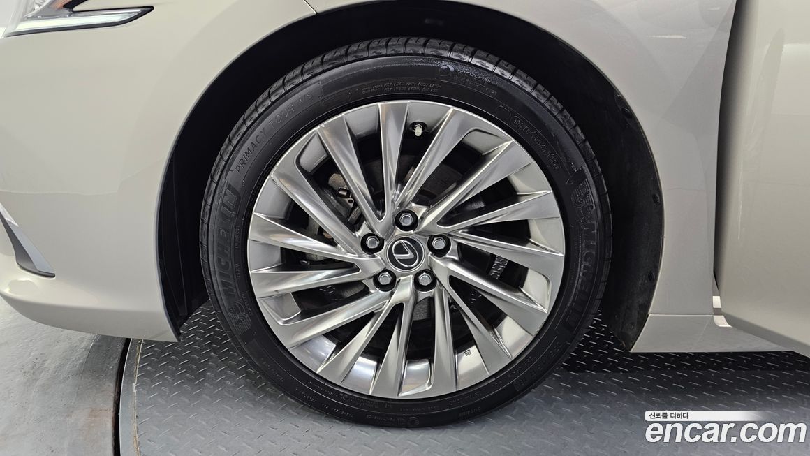 Lexus ES 2019