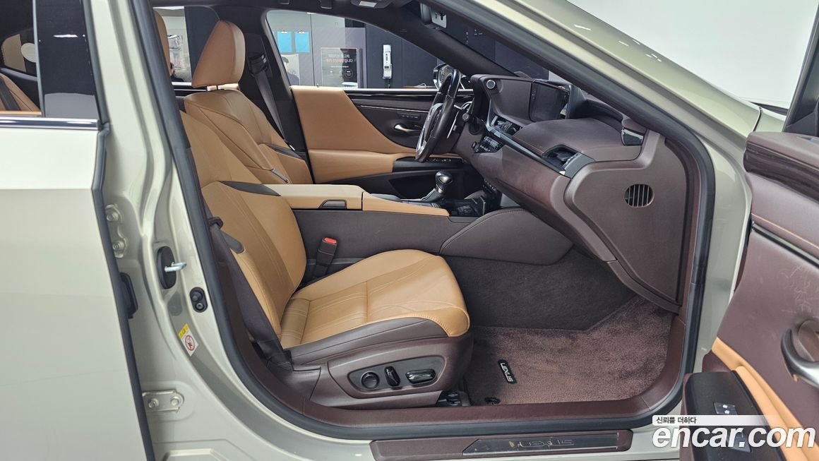 Lexus ES 2019