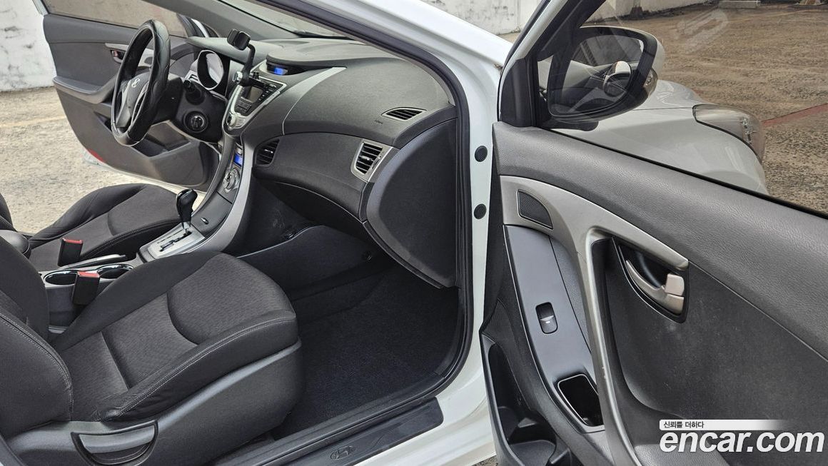 Hyundai AVANTE 2012