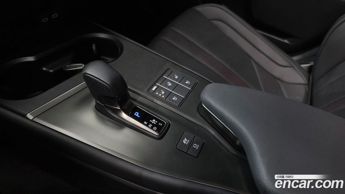 Lexus UX 2025