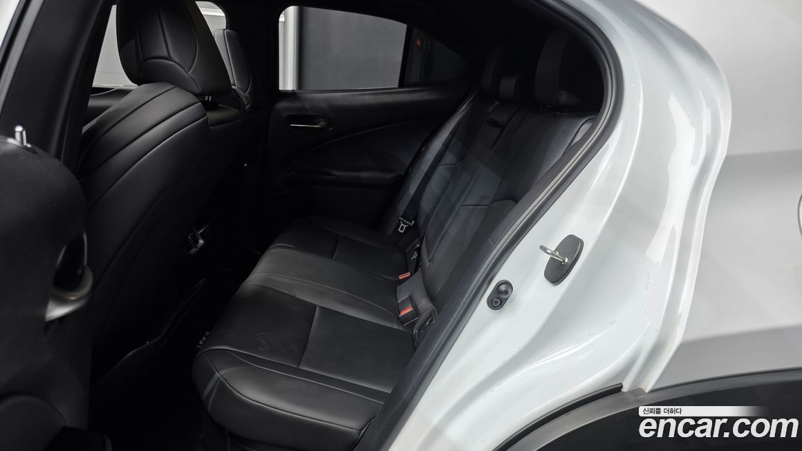 Lexus UX 2025