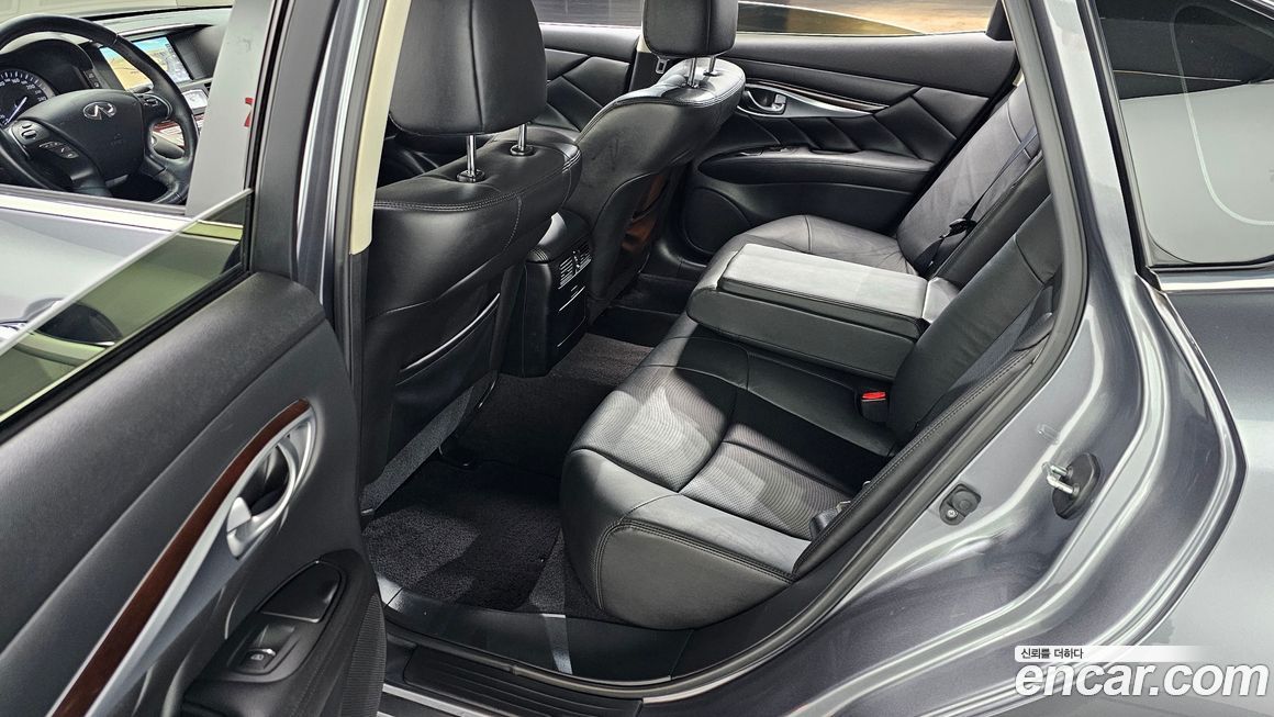 Infiniti Q70 2017