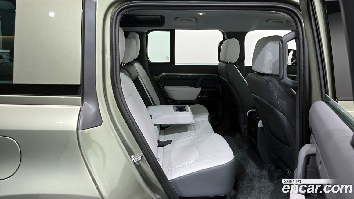 Land Rover Defender 2025