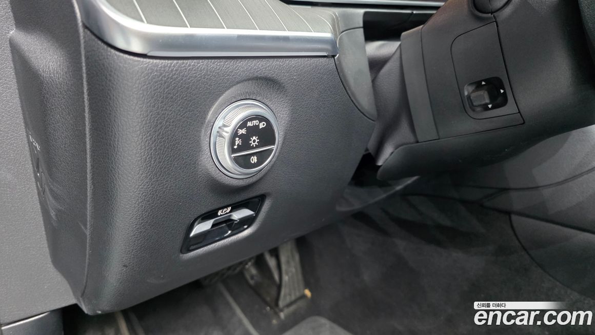 Mercedes-Benz C-Class 2025