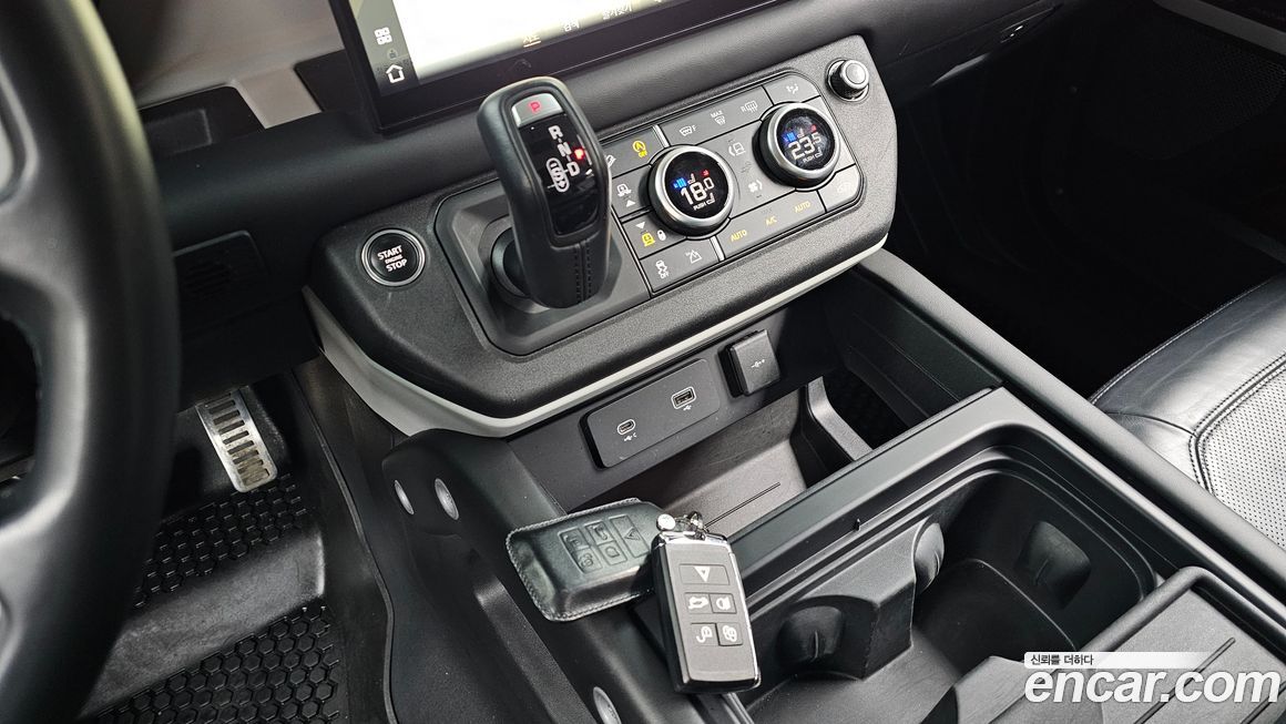 Land Rover Defender 2023